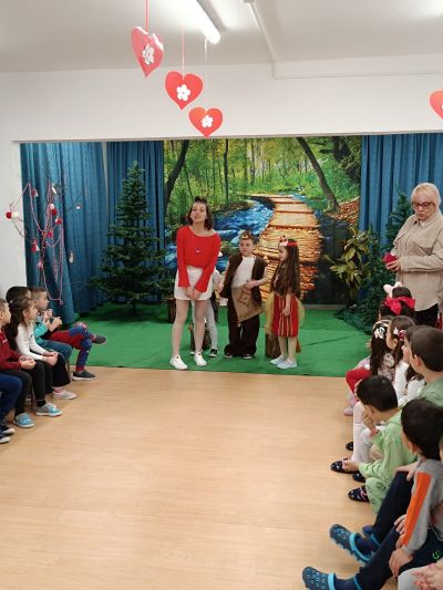 Баба Марта при децата 3