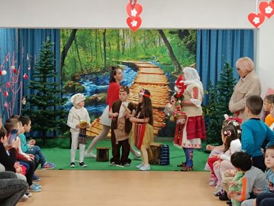Баба Марта при децата 4